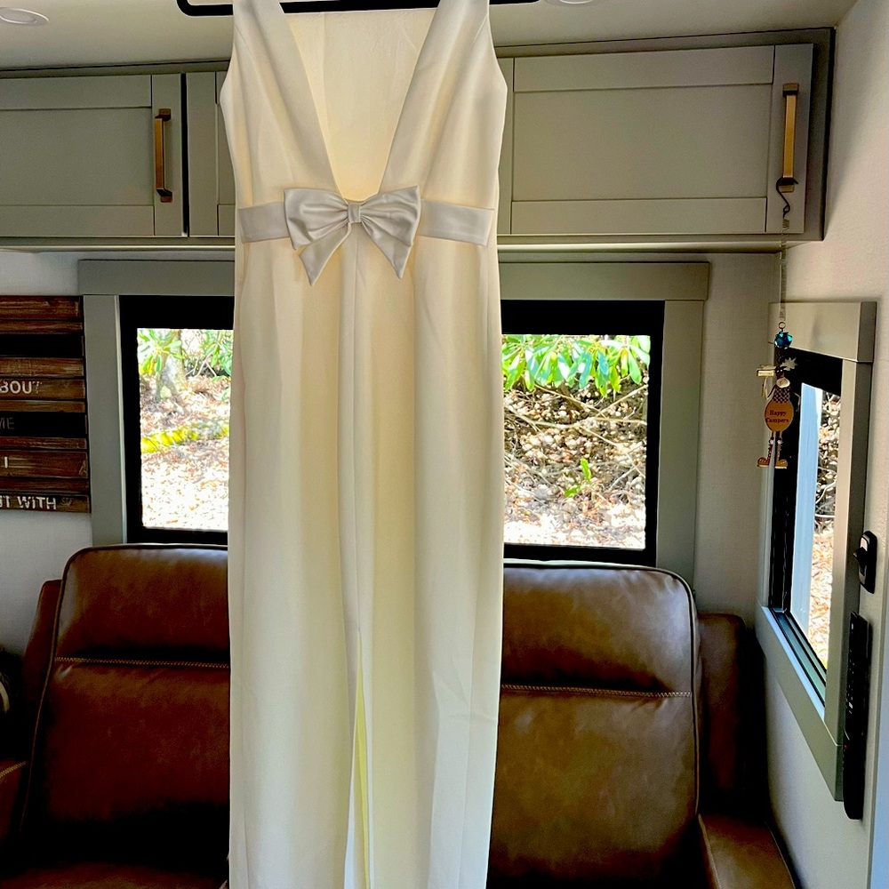 Stunning Shelli Segal Gown in Ivory Size 4